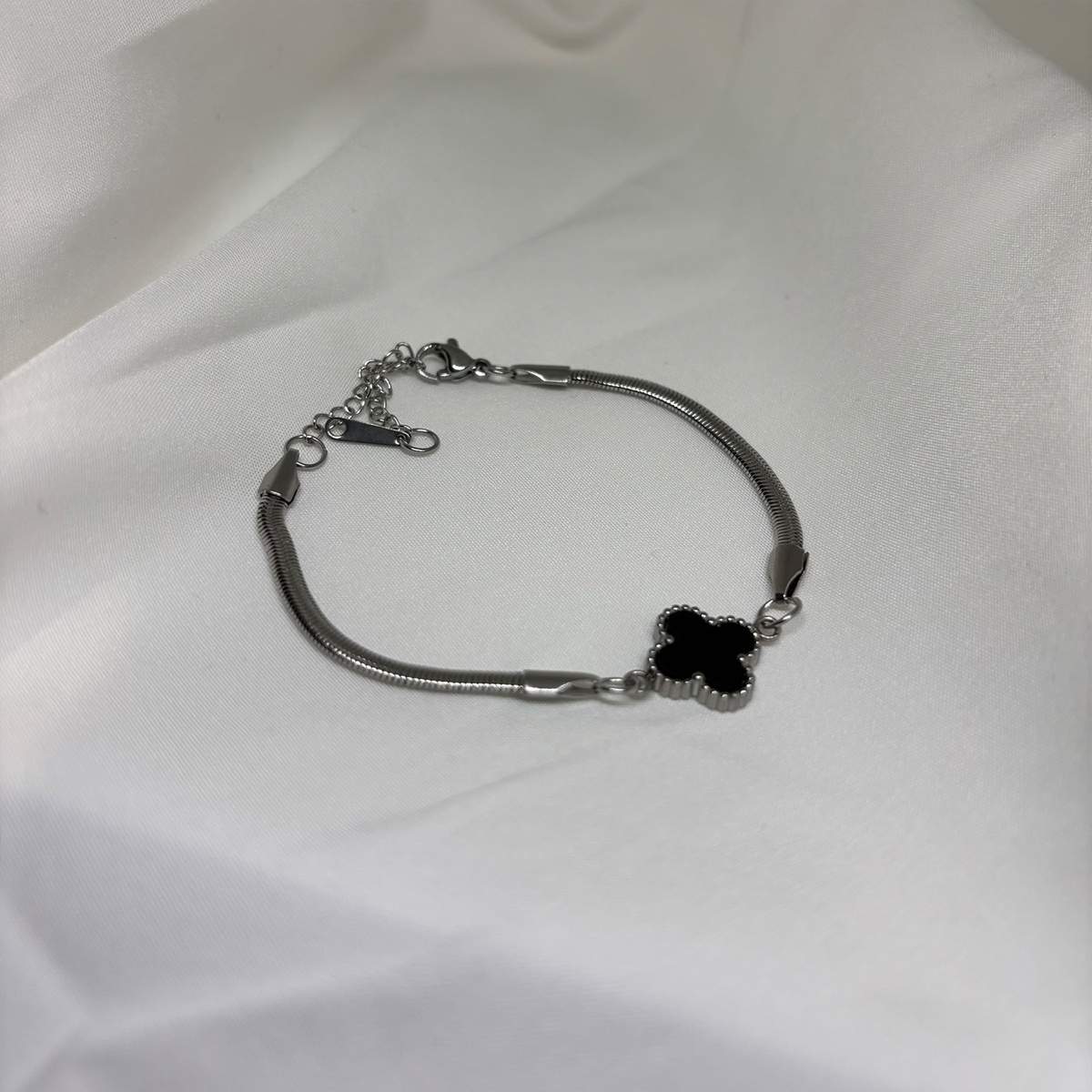 Atsalino-vraxioli-black-clover-no28945-museclothing-01
