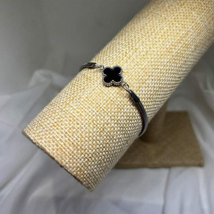 Atsalino-vraxioli-black-clover-no28945-museclothing-04