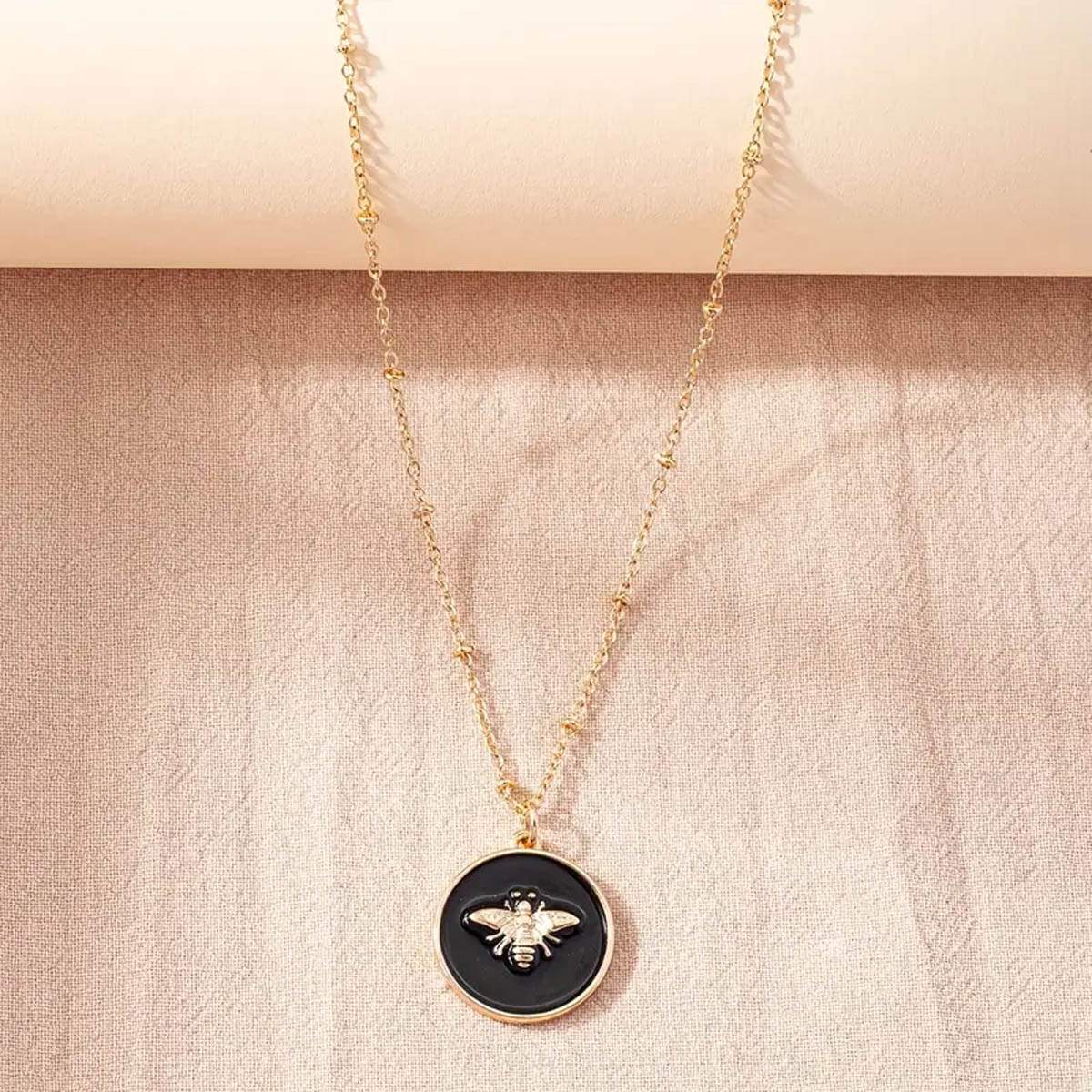 bee-pendant-necklace-NO30393-nocothebrand-1