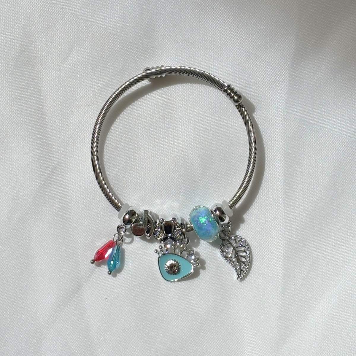 vraxioli-leaf-charm-no28969-nocothebrand1