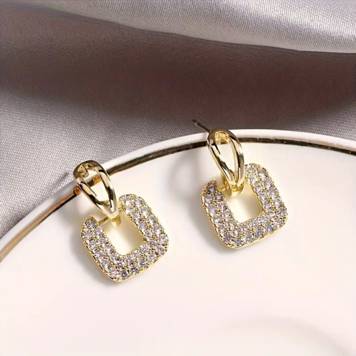 Kremasta-skoularikia-tetragwna-me-strass-no25092-nocothebrand-1