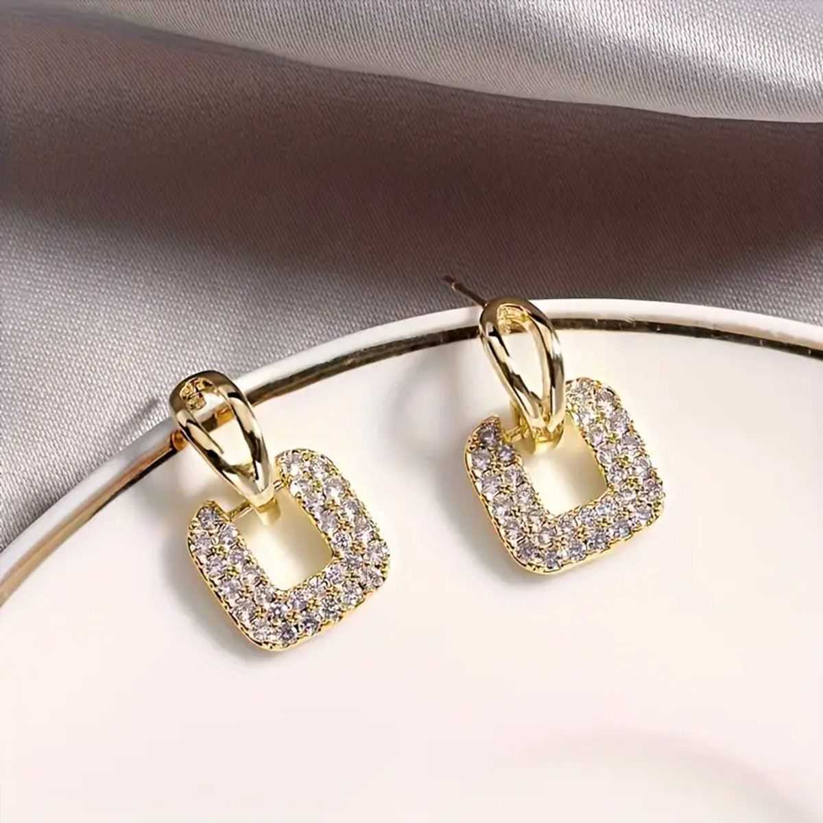 Kremasta-skoularikia-tetragwna-me-strass-no25092-nocothebrand-1