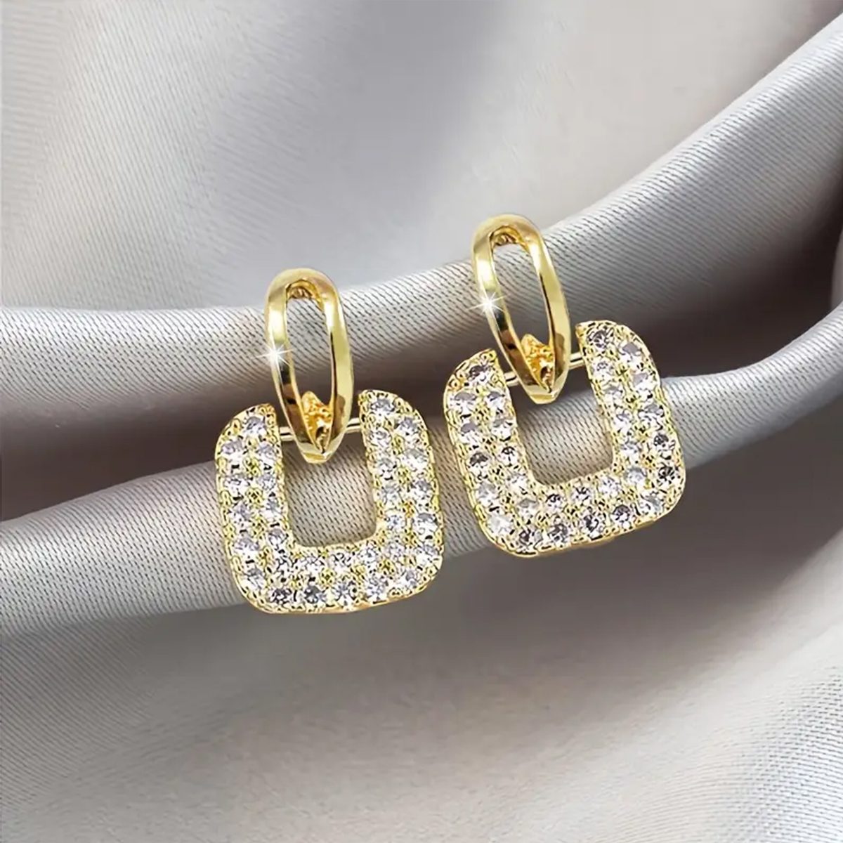 Kremasta-skoularikia-tetragwna-me-strass-no25092-nocothebrand-4