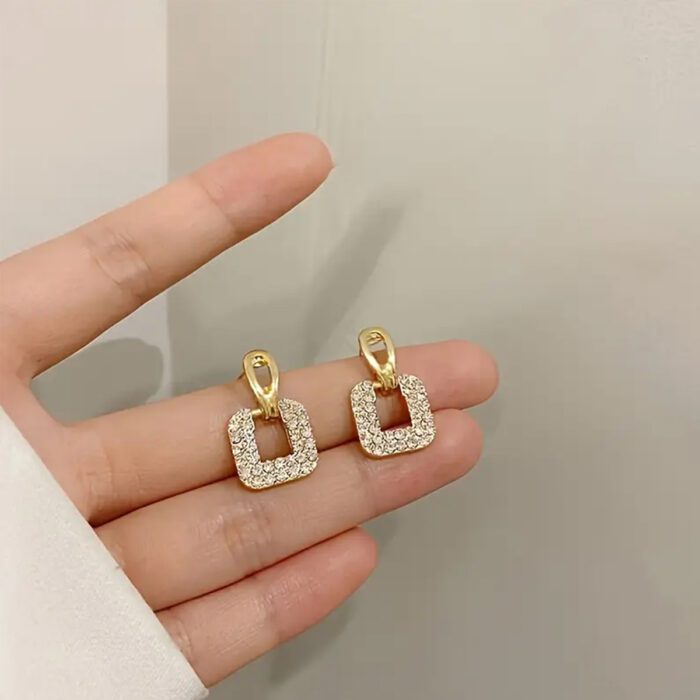 Kremasta-skoularikia-tetragwna-me-strass-no25092-nocothebrand-5